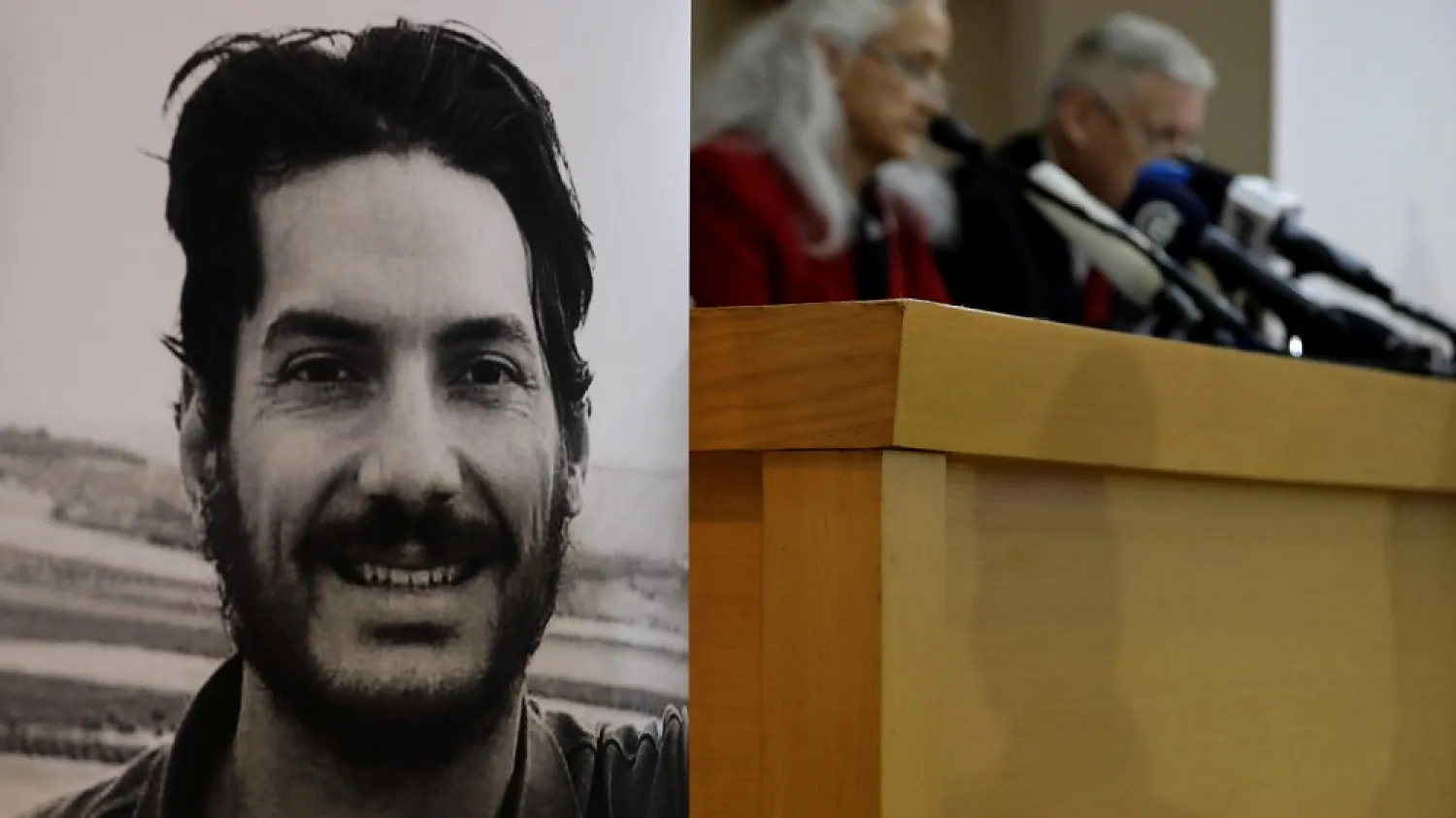  American journalist Austin Tice (portrait on the left) was kidnapped in Syria in 2012. Here his parents, Debra and Marc Tice, give a press conference in Beirut in 2018. (Getty Images/AFP)