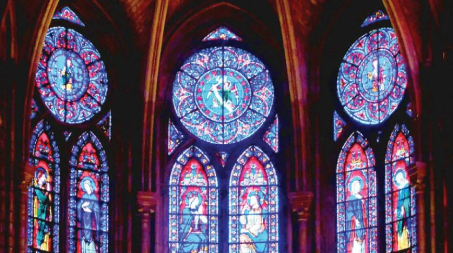 Notre Dame Katedrali’ndeki açık mavi renkli camlar 