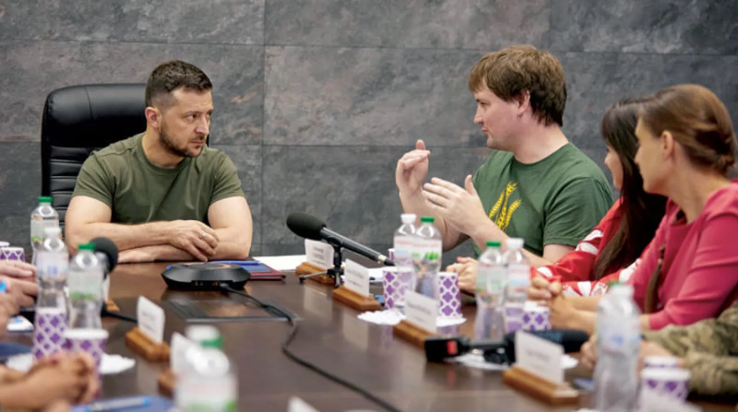 الرئيس الأوكراني مع بعض مساعديه مساء الثلاثاء (د.ب.أ)