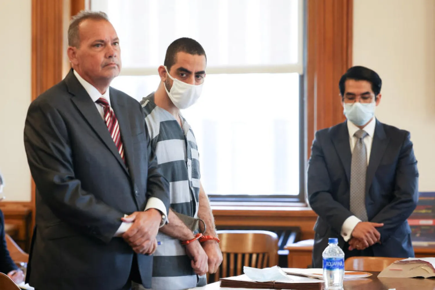 هادي مطر يمثل أمام المحكمة بتهمة الشروع في القتل والاعتداء على الكاتب سلمان رشدي، في مايفيل بنيويورك في 18 أغسطس 2022 (رويترز)