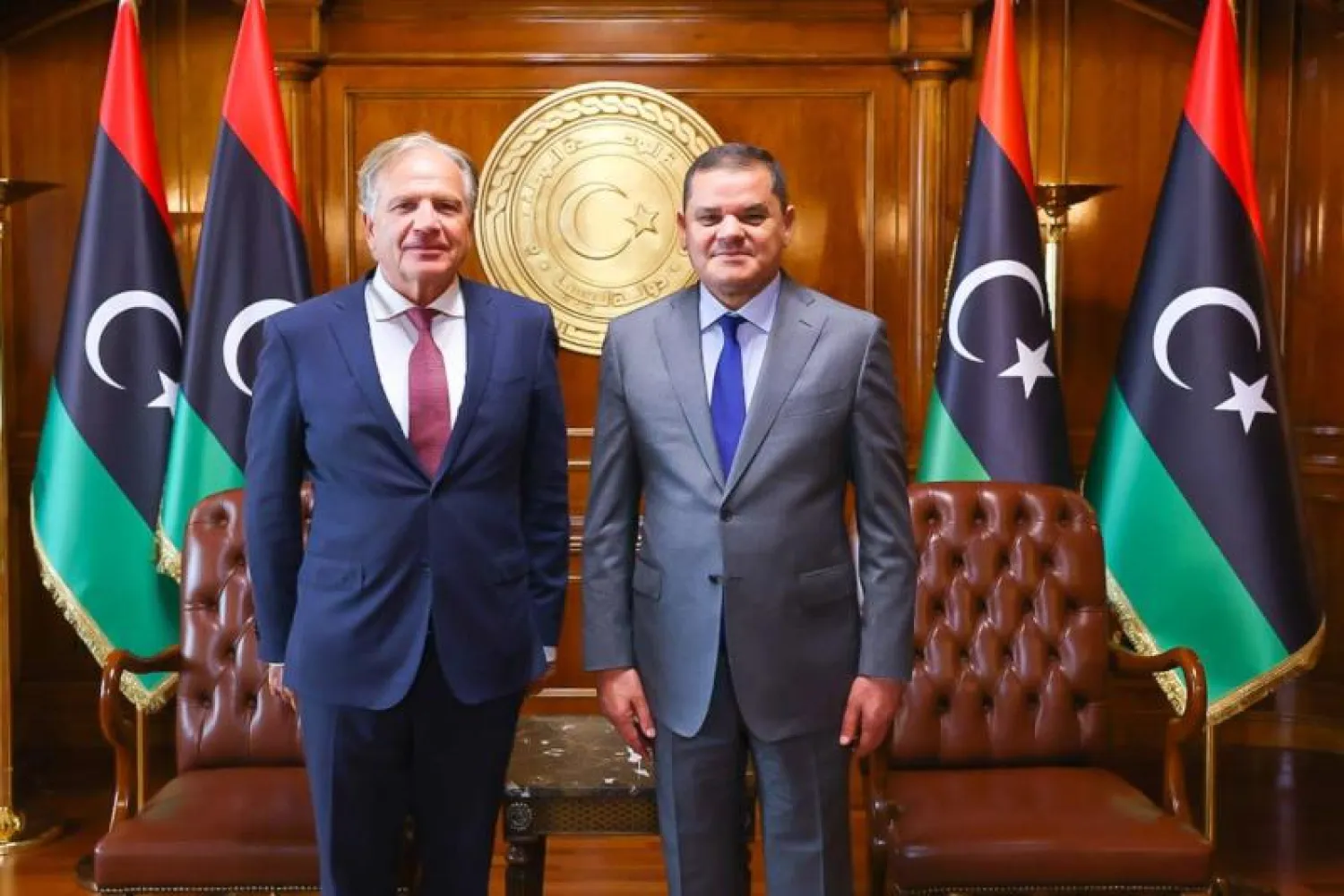 الدبيبة رئيس حكومة «الوحدة» الليبية المؤقتة مستقبلاً السفير الهولندي في طرابلس (الحكومة)