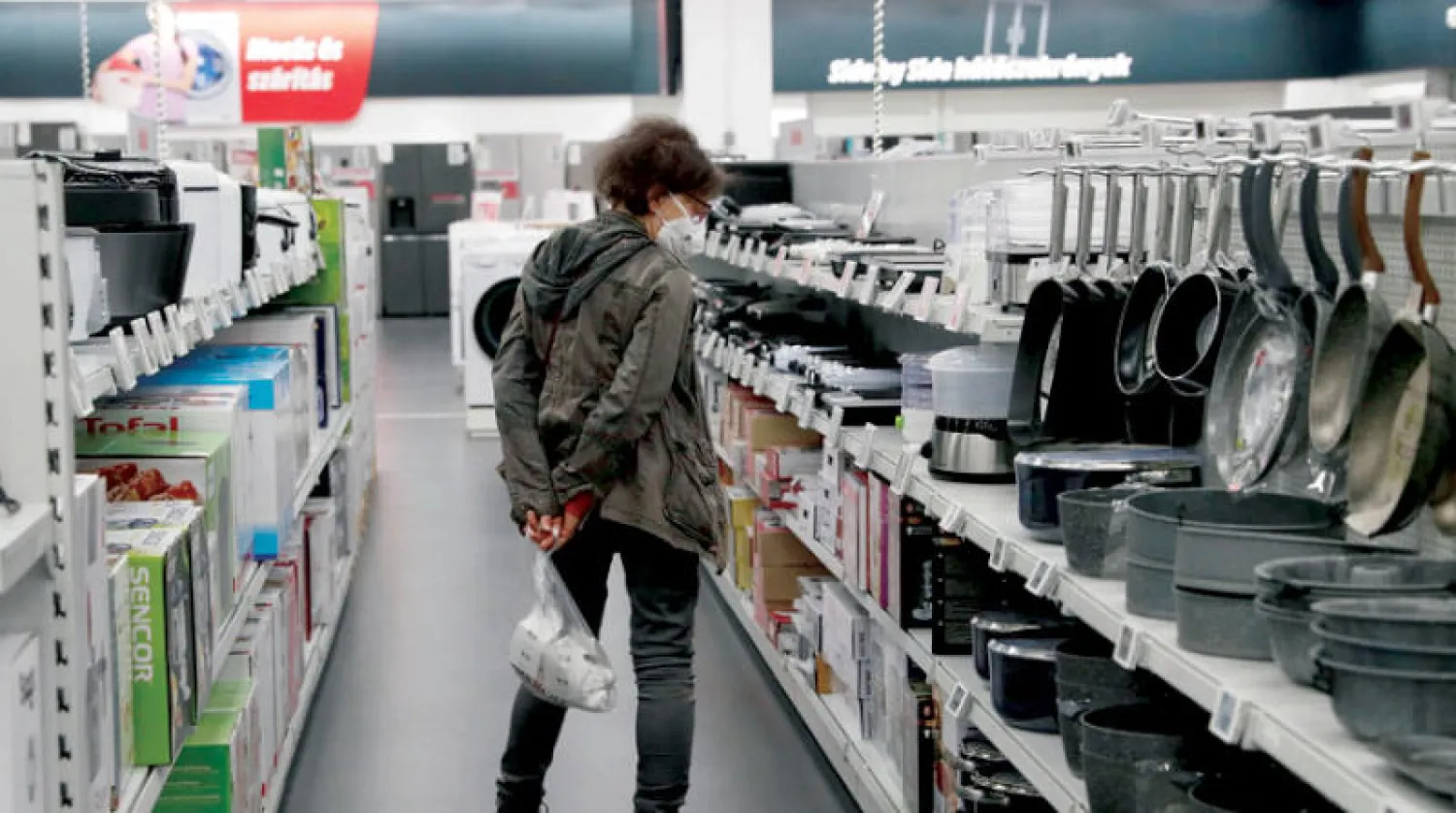 امرأة تتسوق في ميديا ماركت لبيع الإلكترونيات الاستهلاكية بالتجزئة في بودابست - المجر (رويترز)