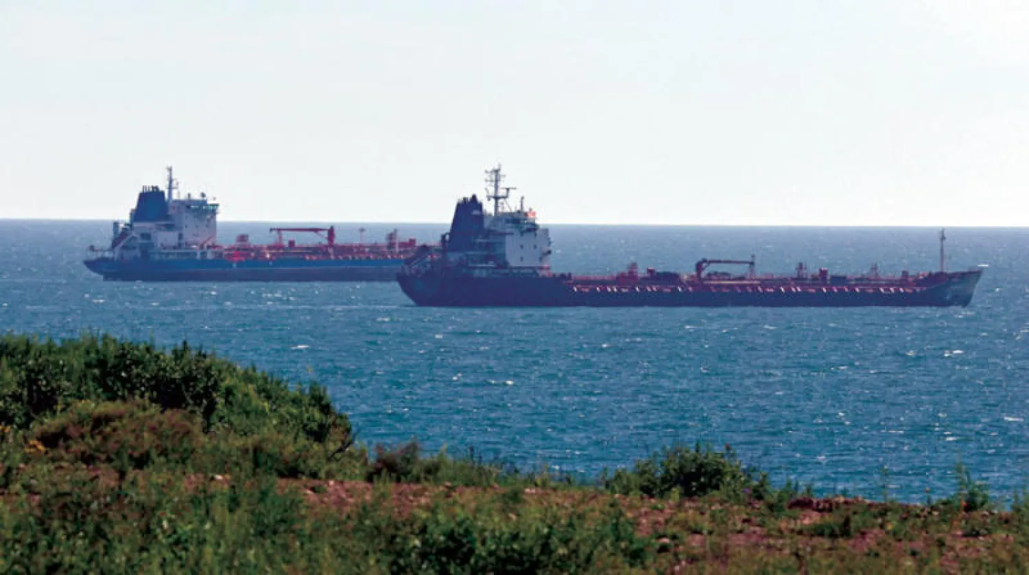 ناقلات النفط تبحر على طول خليج ناخودكا في روسيا (رويترز)