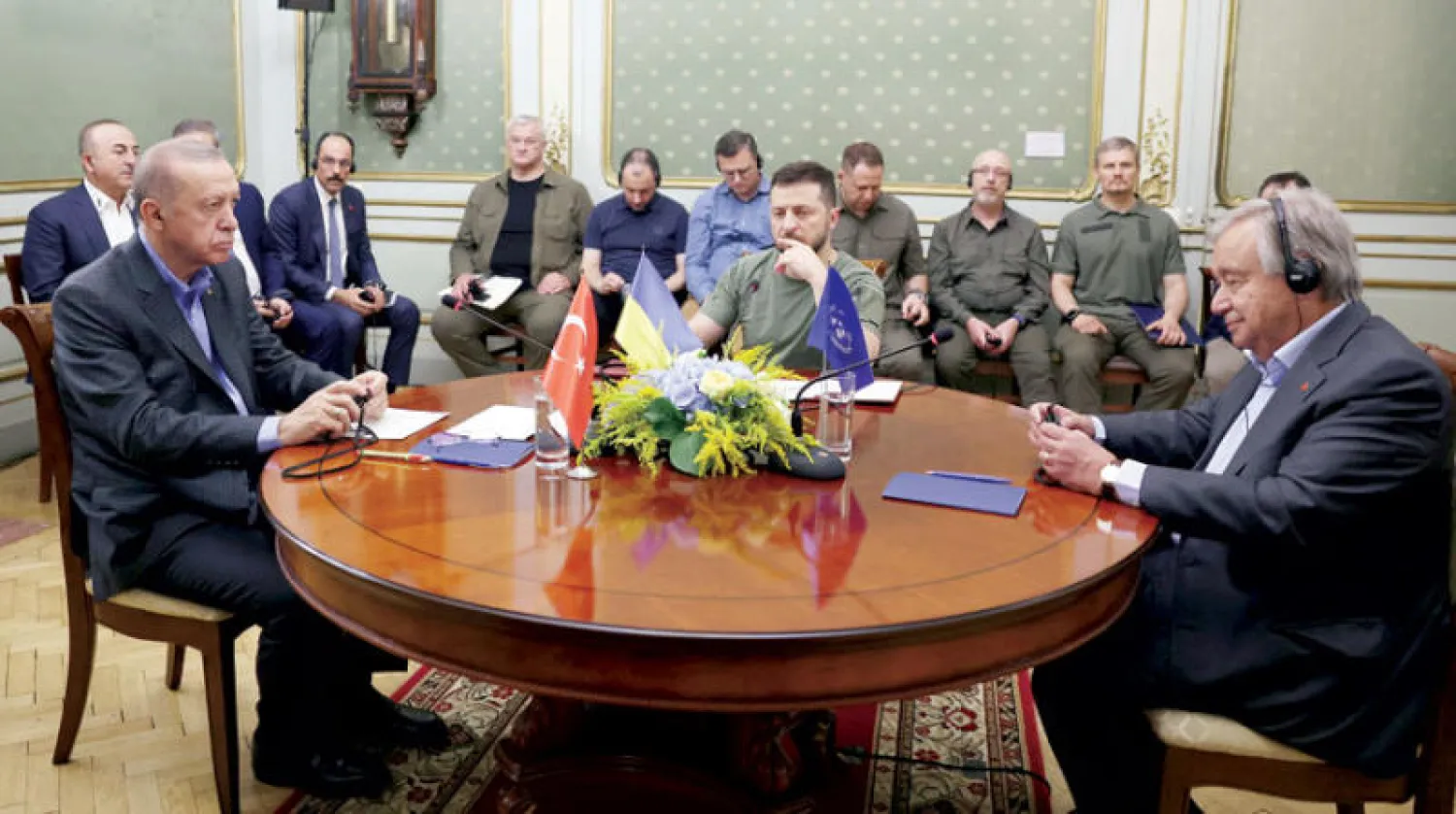 جانب من القمة الثلاثية بين زيلينسكي وإردوغان وغوتيريش في لفيف أمس (رويترز)