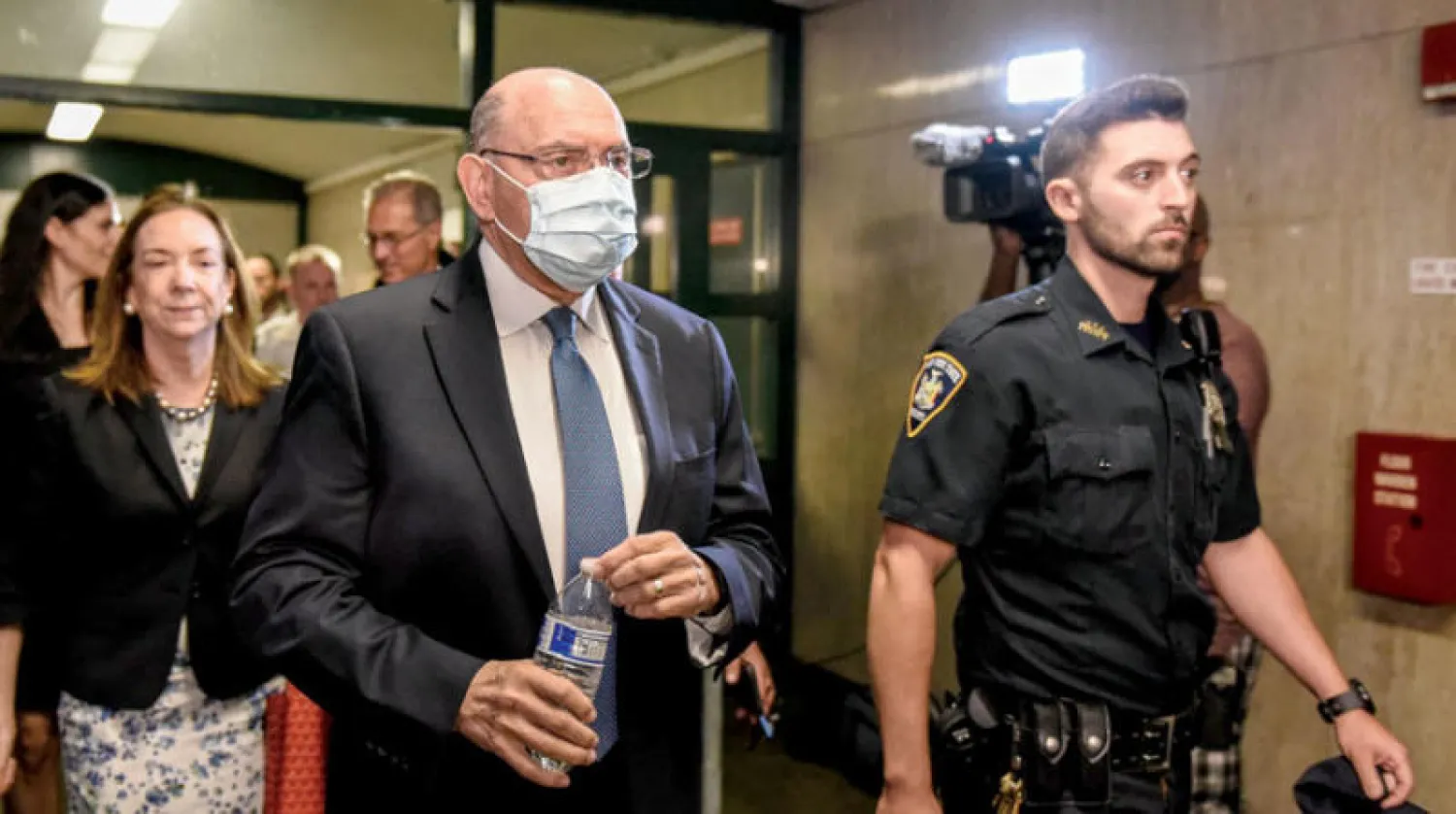 المدير المالي السابق لشركات ترمب، ألين فايسلبيرغ، يغادر قاعة المحكمة، أمس (أ.ف.ب)