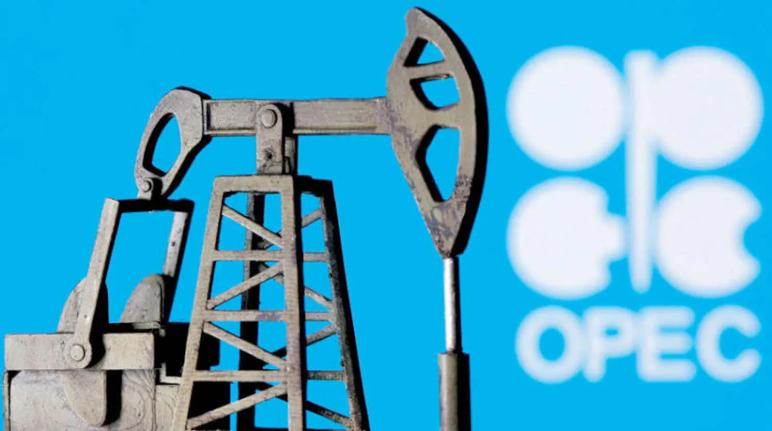 انخفضت أسعار النفط أمس نتيجة مخاوف الركود... فيما أشار أمين عام «أوبك» إلى تفاؤله بمستقبل القطاع (رويترز)
