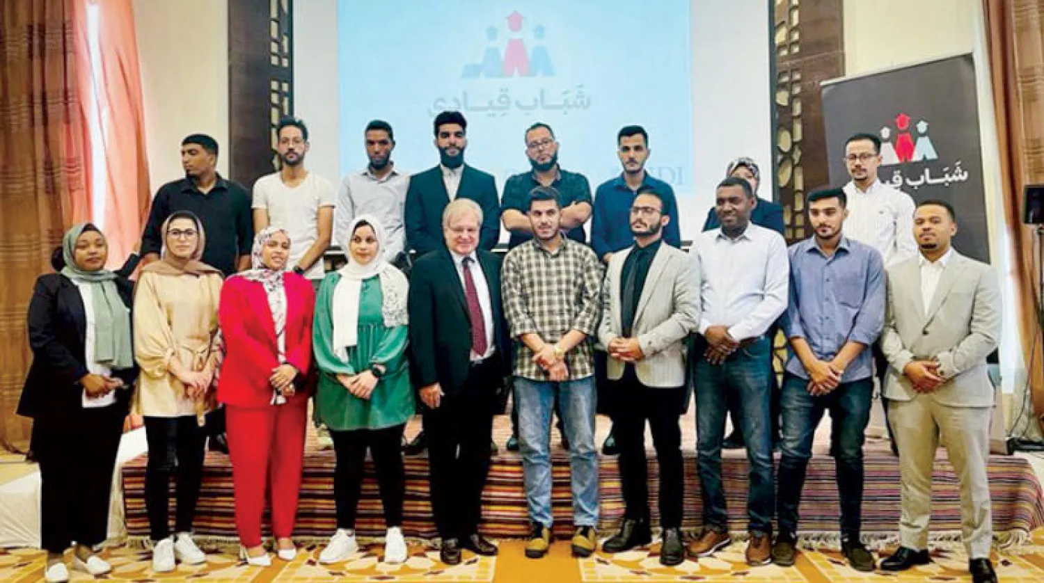 السفير الأميركي يتوسط شباباً ليبيين من برنامج «أصوات التغيير» التابع للمعهد الديمقراطي الوطني (السفارة الأميركية)