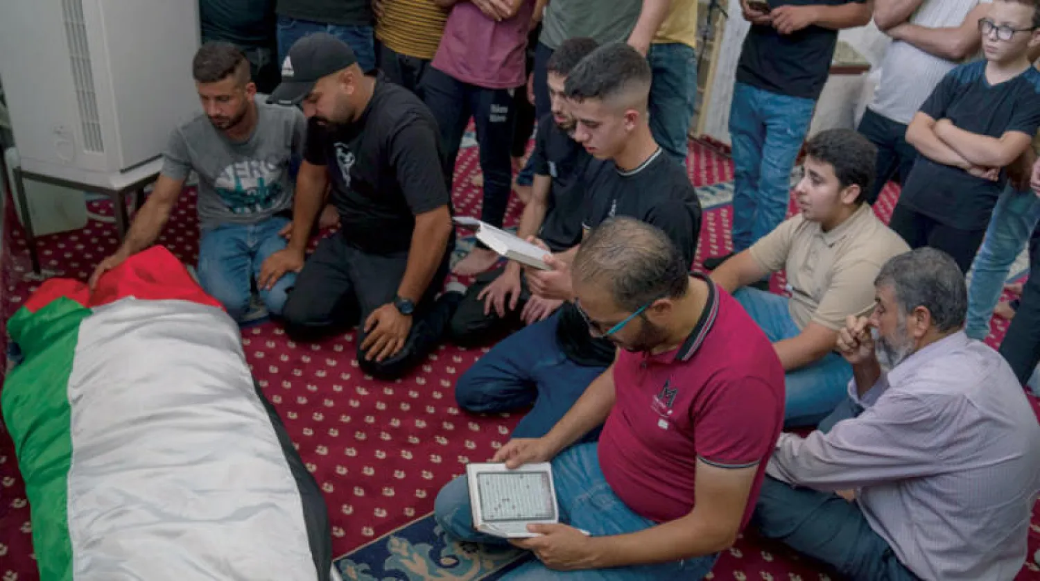 مشيعون فلسطينيون أمام جثمان صلاح صوافطة الذي قتل برصاص قوات اسرائيلية في مدينة طوباس بالضفة (ا.ب)