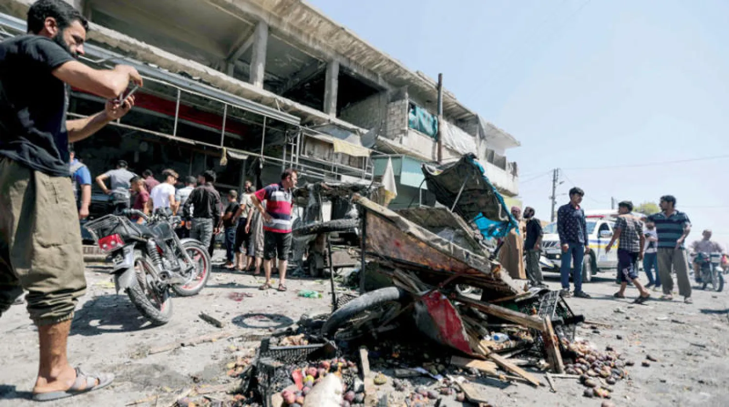 موقع القصف الذي استهدف سوق مدينة الباب أمس (أ.ف.ب)