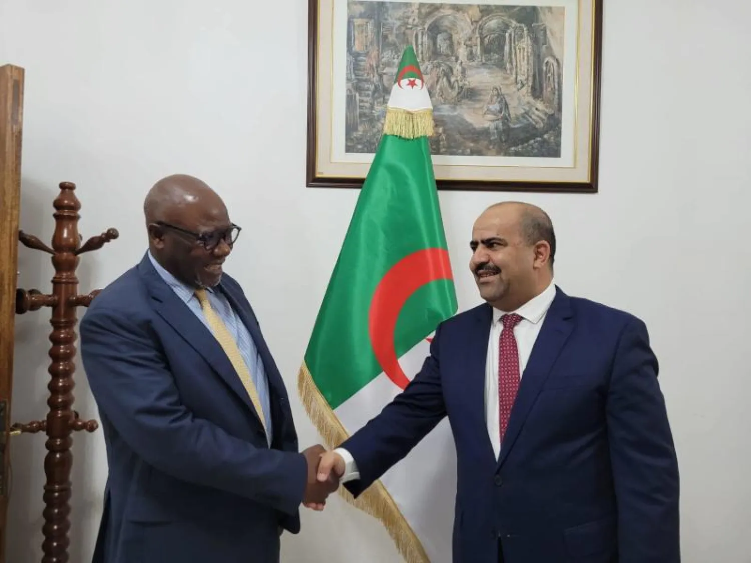 السفير الجزائري لدي ليبيا سليمان شنين مستقبلاً القائم بأعمال رئيس البعثة الأممية ريزدون زينينغا (يسار) (البعثة)