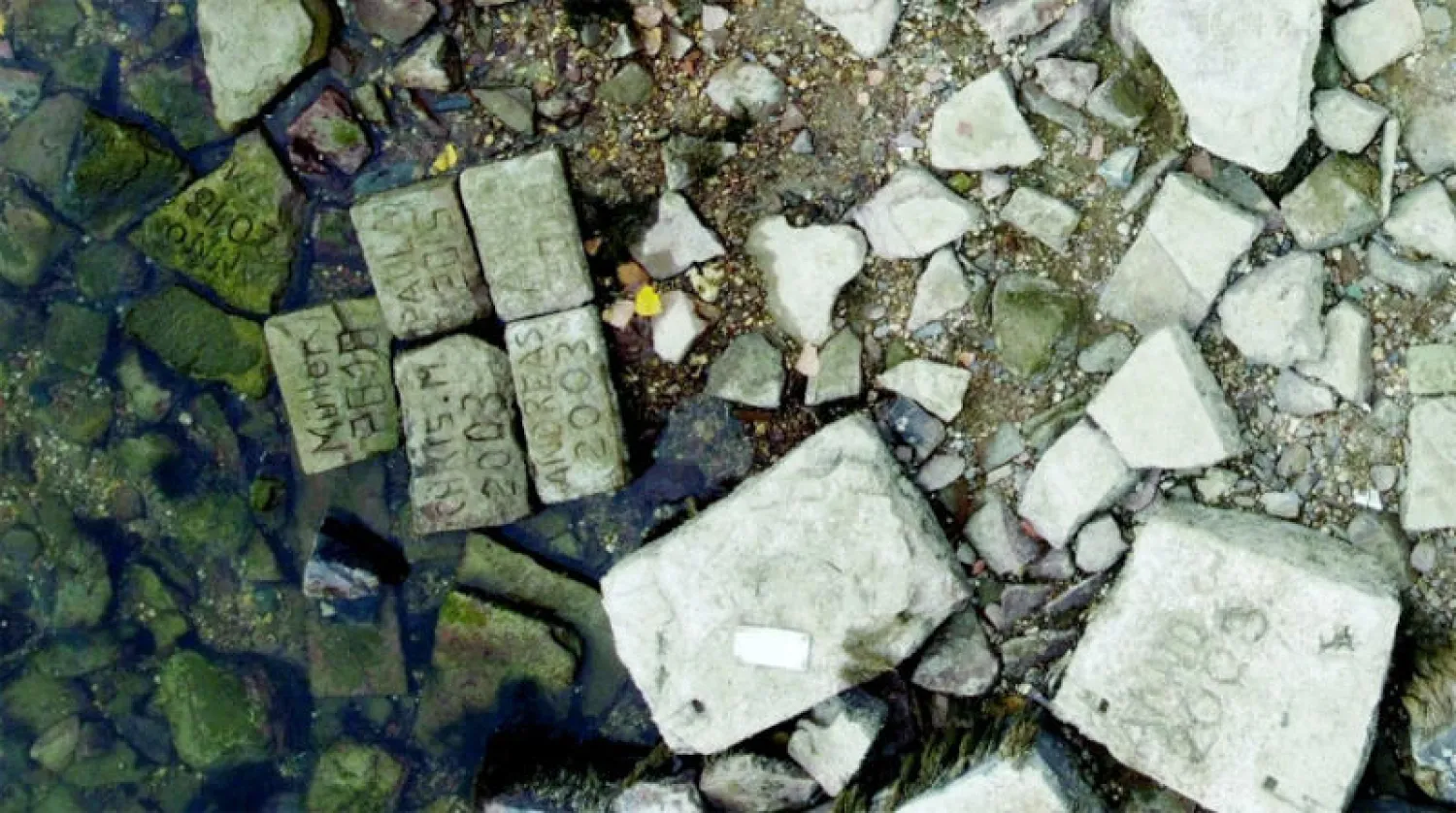 بعض الأحجار القديمة التي كشف عنها انخفاض منسوب نهر الراين الألماني (رويترز)