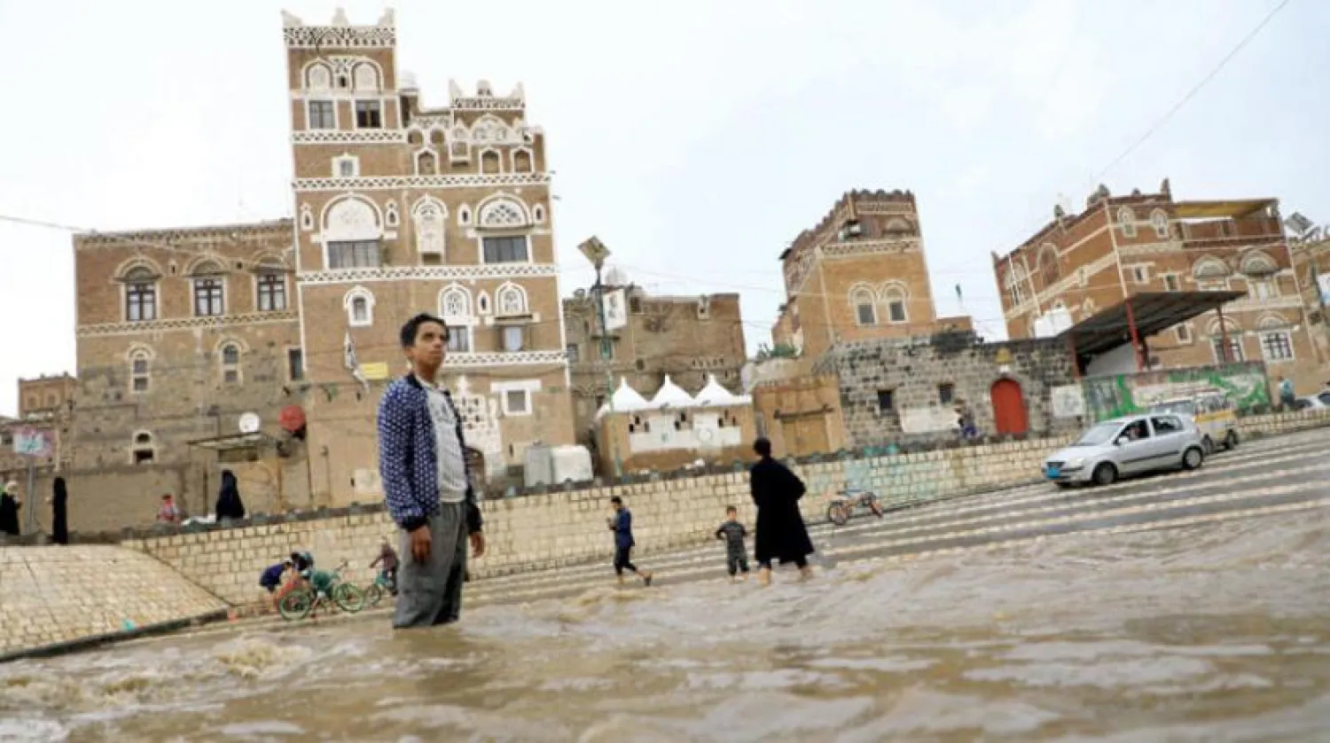 Sana’da caddeler şiddetli yağmur sebebiyle su altında kaldı. (AFP) 
