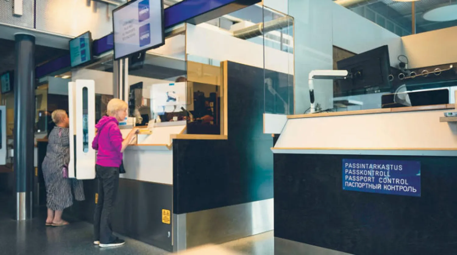 سياح روس في معبر حدودي مع فنلندا (أ.ف.ب)