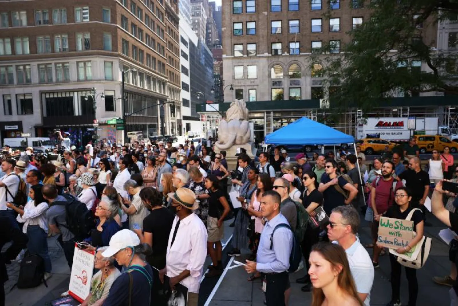 متضامنون مع رشدي خلال تجمعهم في نيويورك يوم الجمعة الماضي (أ.ف.ب)