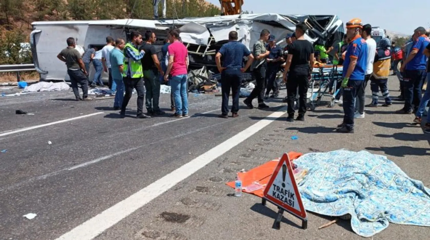 Rescue and emergency responders work at the scene after a bus crash on the highway between Gaziantep and Nizip, Türkiye August 20, 2022. (Ihlas News Agency via Reuters)