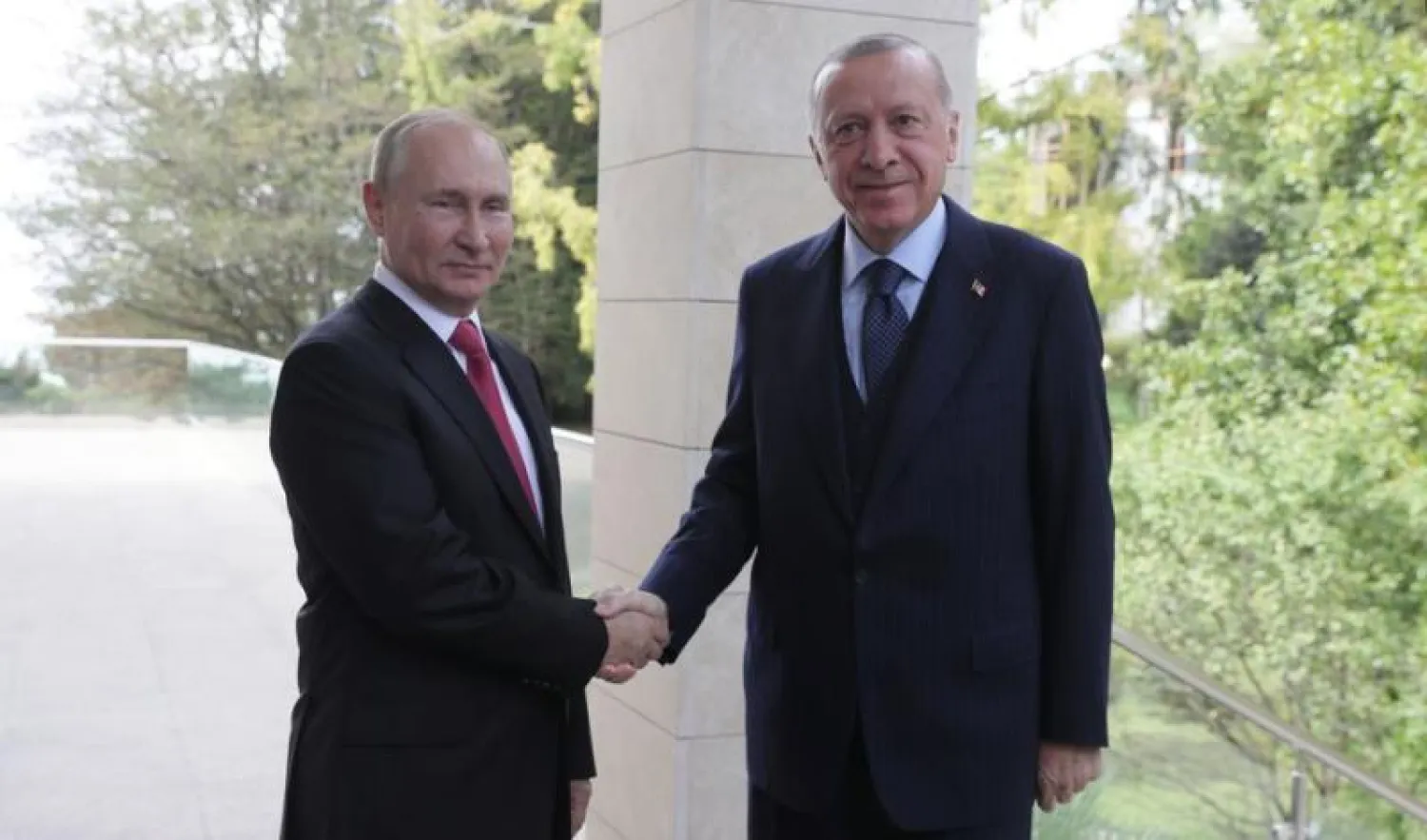 بوتين يودع أردوغان بنهاية اجتماعهما في منتجع سوتشي على البحر الأسود (إ.ب.أ)