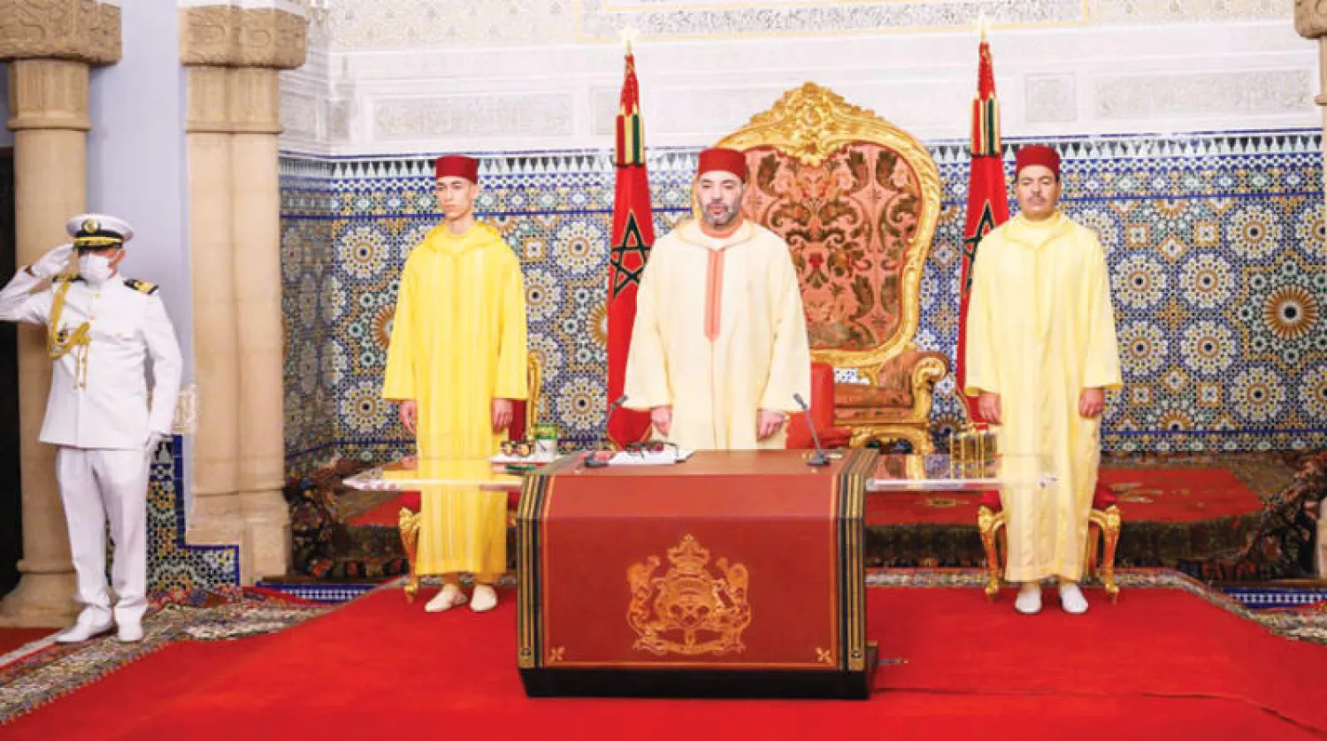 الملك محمد السادس قبيل إلقائه خطاباً بمناسبة ذكرى ثورة الملك والشعب... ويبدو إلى يمينه ولي عهده الأمير مولاي الحسن وإلى يساره الأمير مولاي رشيد (ماب)