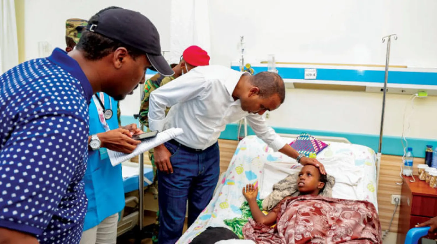 صورة وزعها رئيس الحكومة الصومالية لزيارته المصابين فى هجوم الفندق بمقديشو