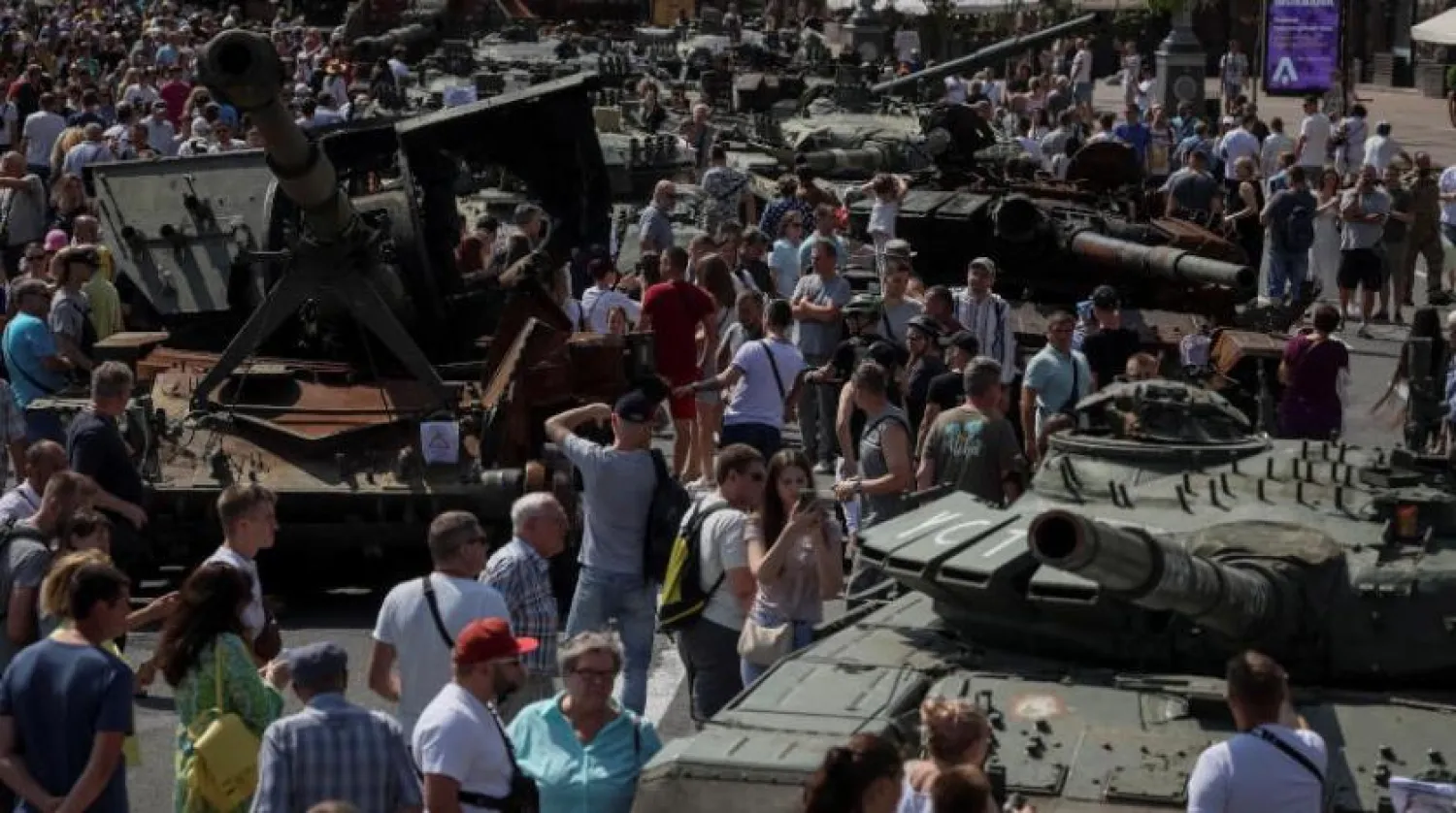 Ukraynalılar, Kiev’in ana caddesinde tahrip edilen Rus araçlarını inceliyor (Reuters)