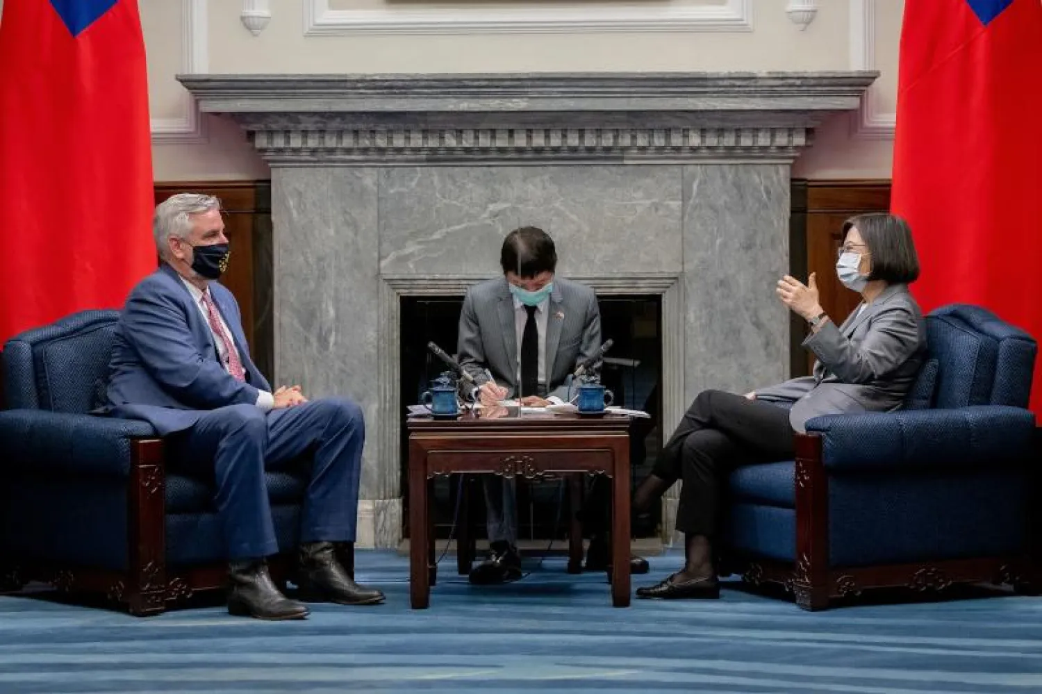 تساي وهولكومب خلال لقائهما في تايبيه اليوم (أ.ف.ب)