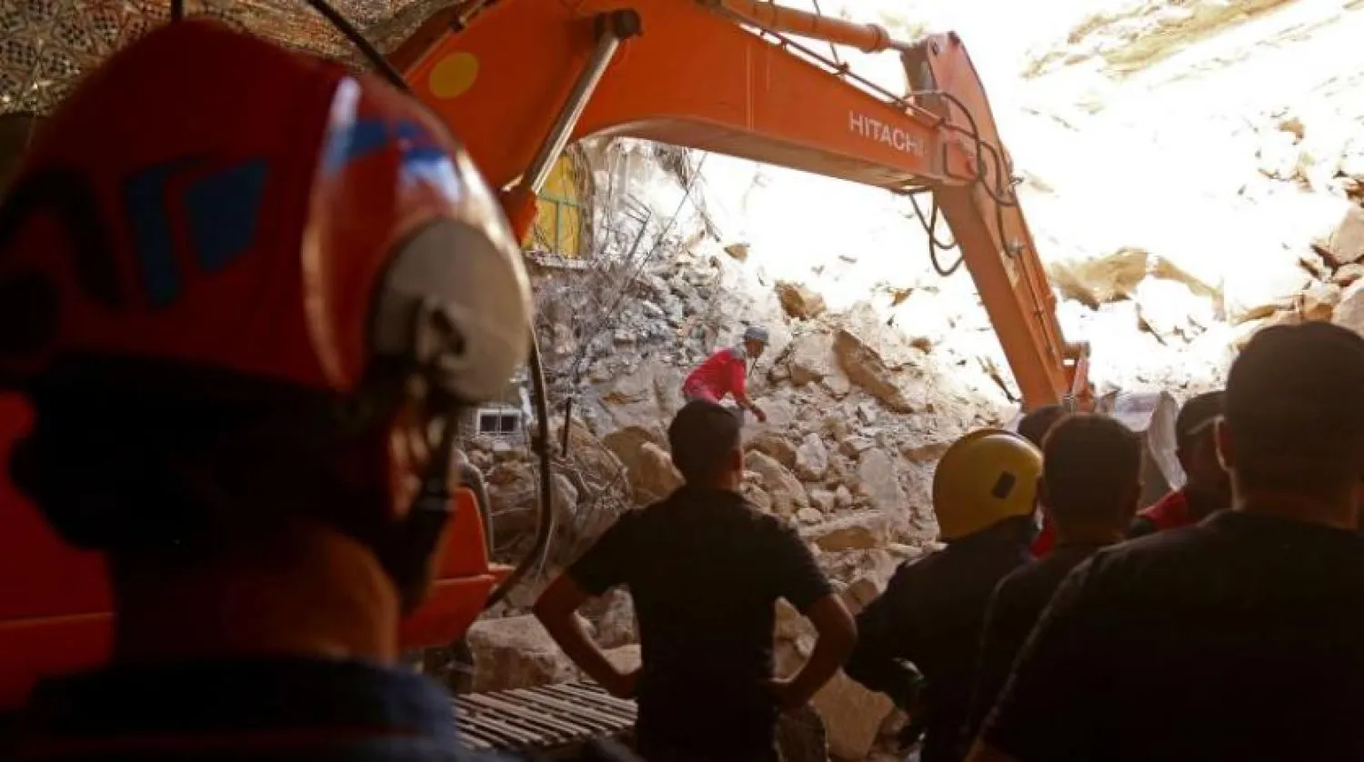 Iraqi rescue workers search for survivors trapped under the rubble of the Qattarat al-Imam Ali shrine following a landslide, on the outskirts of the holy city of Karbala on August 21, 2022. (Photo by Mohammed SAWAF / AFP)
