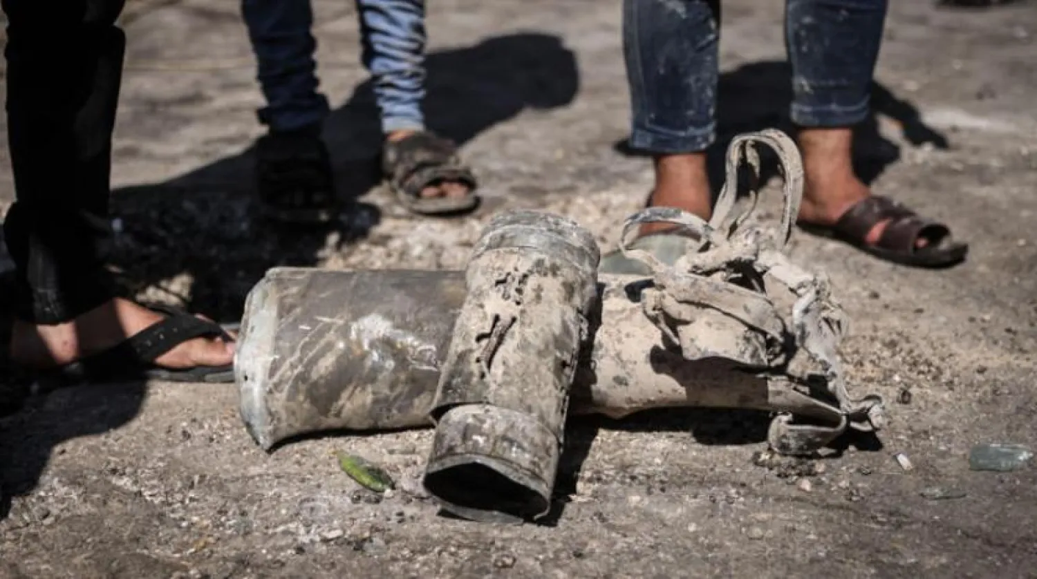 19 August 2022, Syria, Al-Bab: Syrians stand next to the remnants of a missile that targeted a popular market in the city of al-Bab. Photo: Anas Alkharboutli/dpa