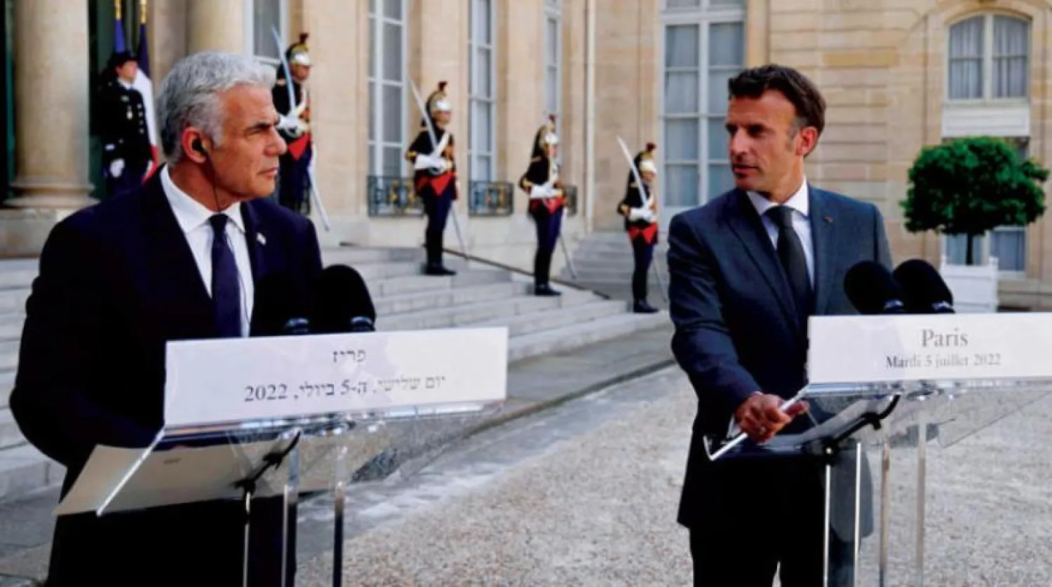 Macron ve Lapid’in geçtiğimiz Temmuz ayında başkent Paris'teki Elysee Sarayı’nda düzenledikleri ortak basın toplantısından bir kare (AFP)