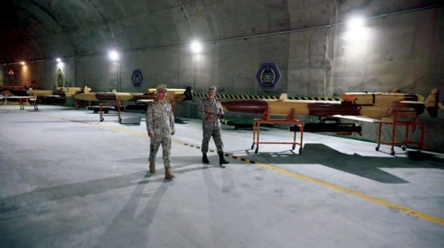 رئيس الأركان محمد باقري وقائد الجيش عبدالرحيم موسوي لدى تدشين قاعدة مسيرات في مايو الماضي (فارس)