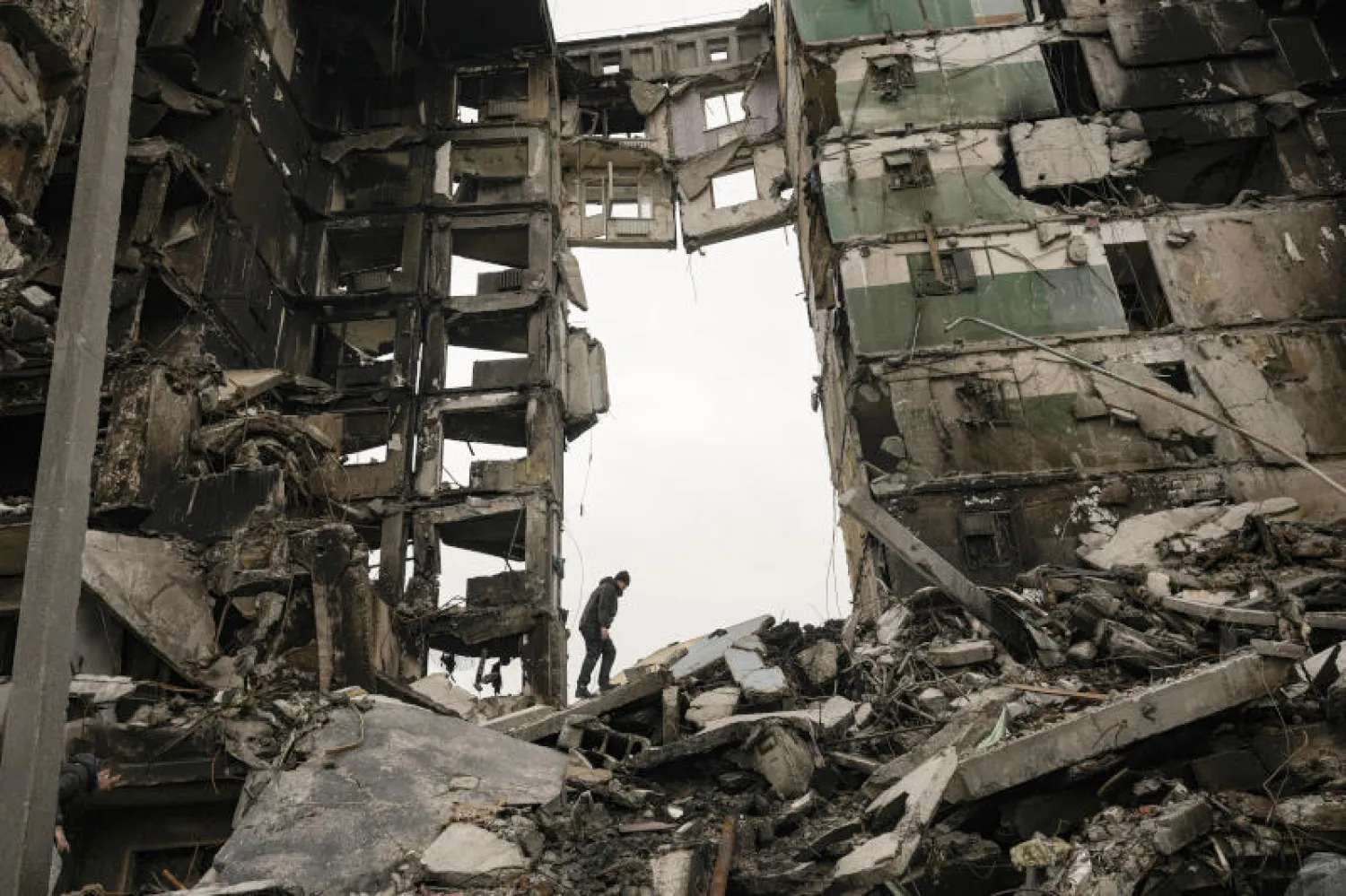 مبنى سكني مُدمر بسبب الحرب في مدينة هورودينكا الأوكرانية (أ.ب)