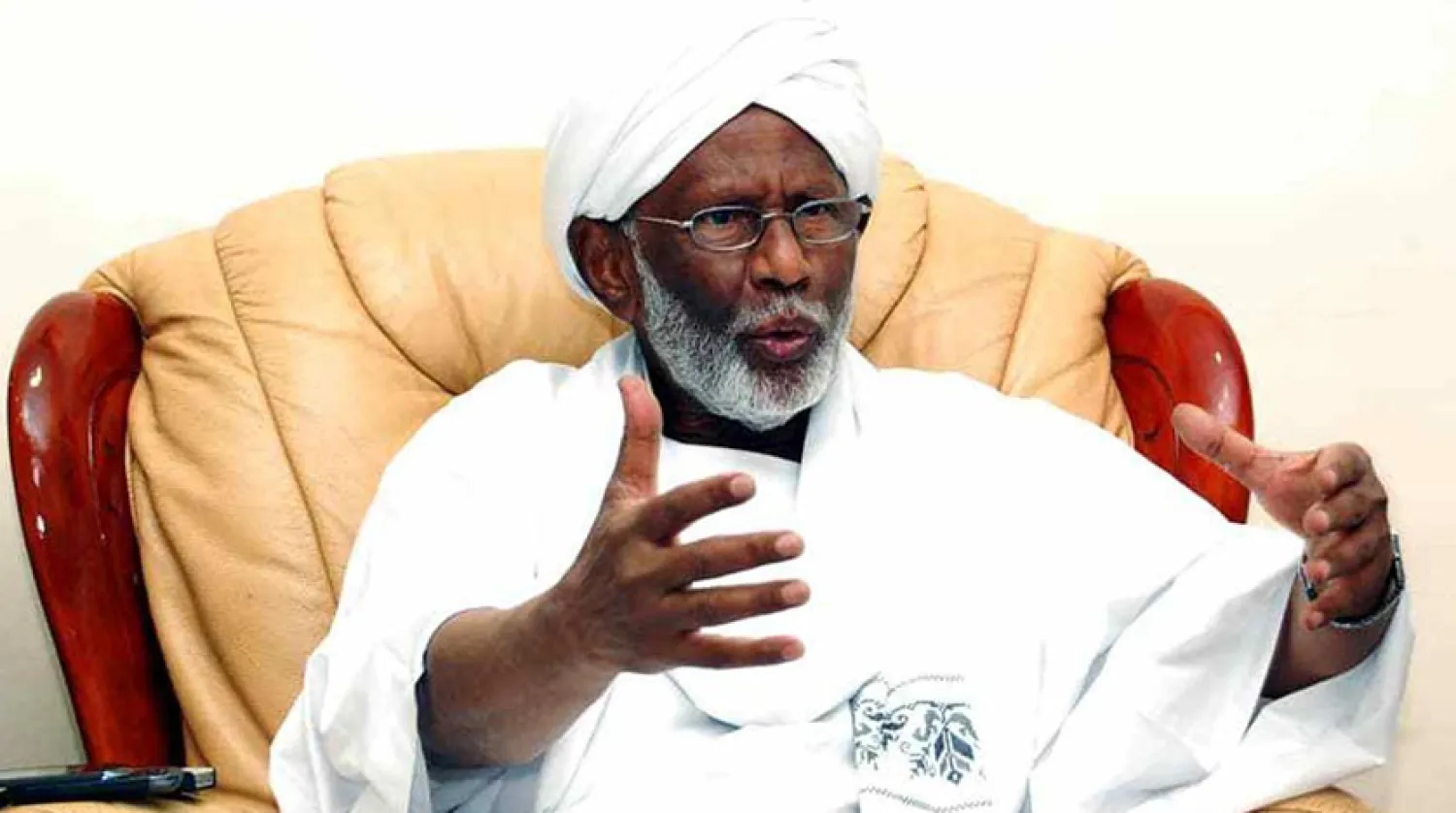 Hasan et-Turabi, iktidardan dışlanmasının ardından Halk Kongresi Partisi'ni kurdu ve eski rejime karşı aktif muhalefete geçti.(Independent Arabia)  