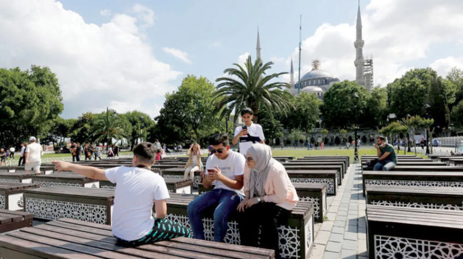 انخفاض قيمة الليرة أمام العملات الرئيسية أدى إلى ازدهار سياحة التسوق في تركيا (رويترز)