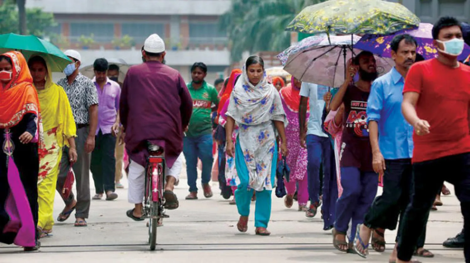 تعد بنغلاديش نموذجا للدول الصغيرة التي شهدت نموا فائقا قبل أن تهبط بقوة إثر الأزمات الاقتصادية العالمية الحالية (رويترز)
