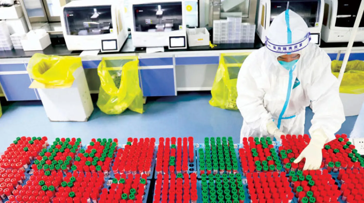 عامل طبي في مختبر بمقاطعة جيانغسو شرقي الصين في 23 أغسطس 2022 (أ.ف.ب)