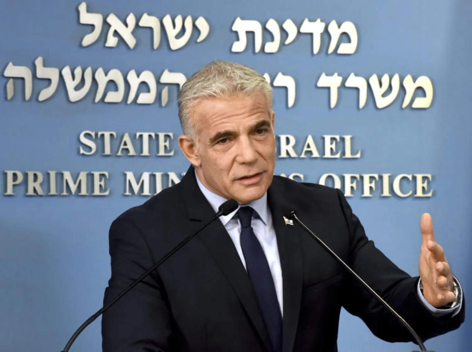 لبيد يتحدث للصحافيين من مكتبه في القدس (أ.ب)