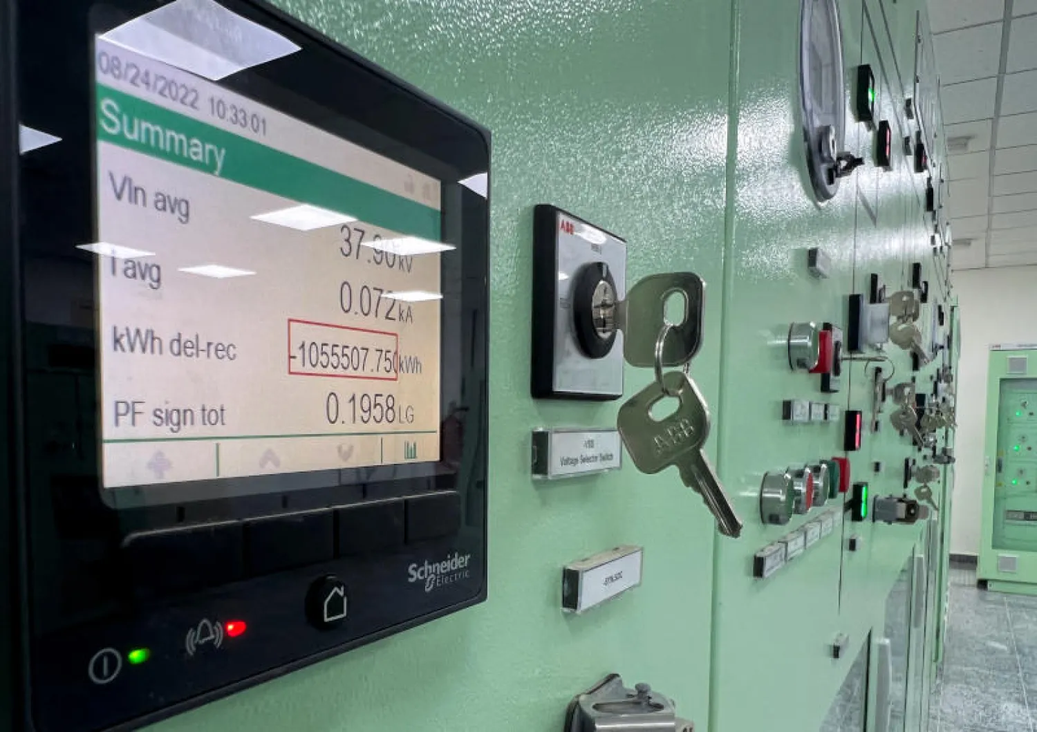 لوحة التحكم في محطة كهرباء الراما في غور الأردن (رويترز)