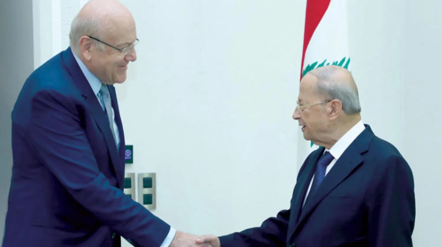 مصافحة بين الرئيسين عون وميقاتي خلال لقائهما امس (دالاتي ونهرا)