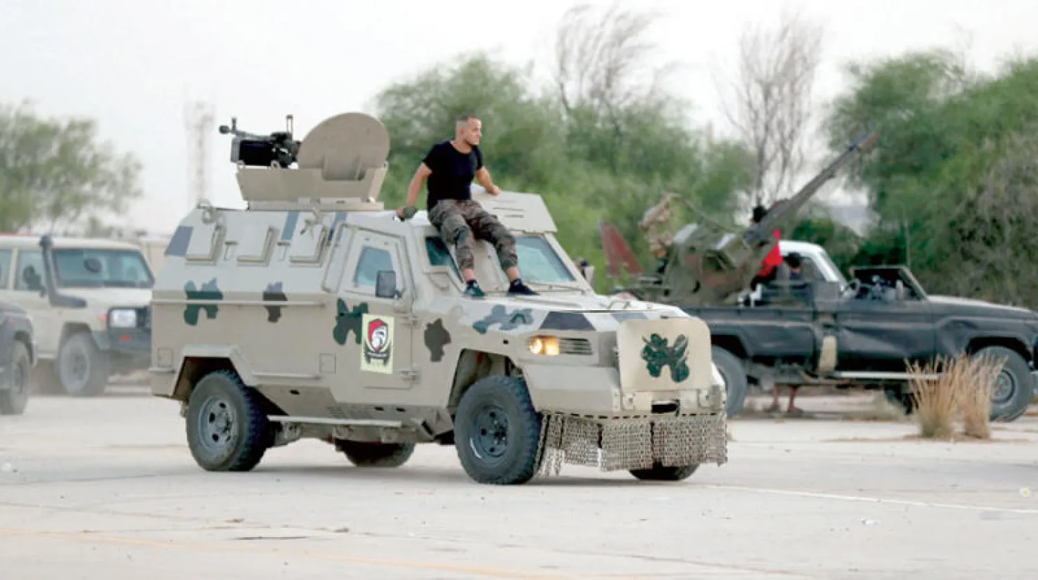 تجمع لـ«القوات المشتركة» التابعة لحكومة «الوحدة» المؤقتة بمطار طرابلس الدولي (أ.ف.ب)