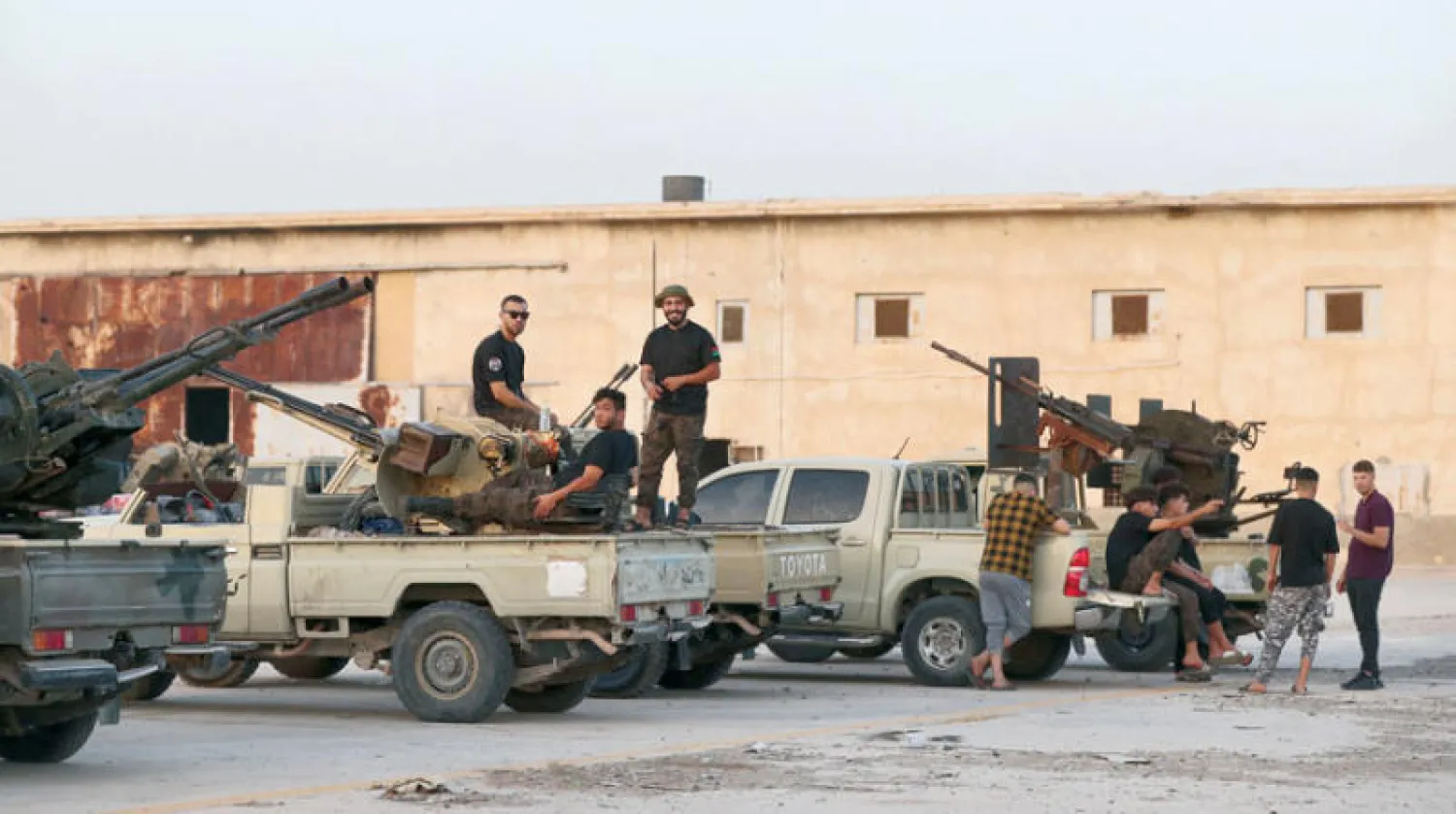 جانب من التحشيدات العسكرية قرب مطار طرابلس الدولي (أ.ف.ب)