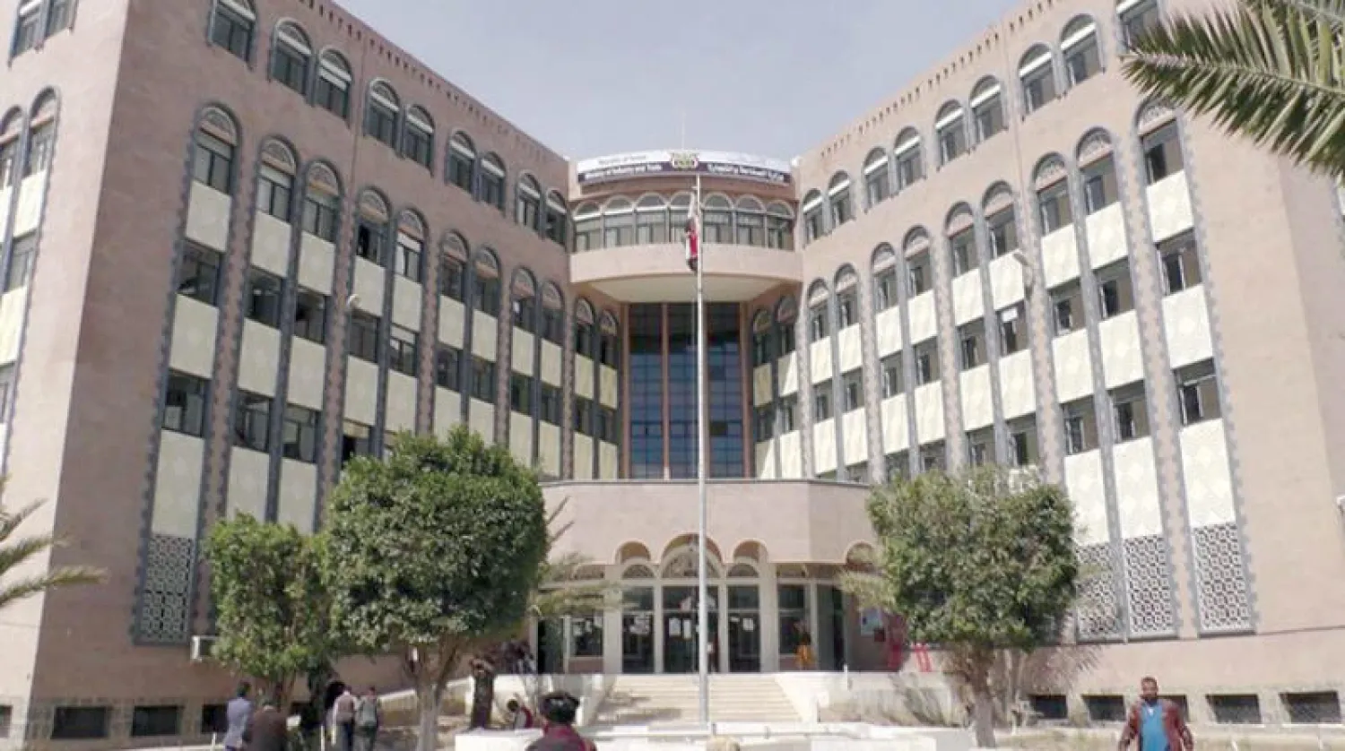 صورة متداولة بمواقع التواصل الاجتماعي لمبنى وزارة الصناعة والتجارة في صنعاء