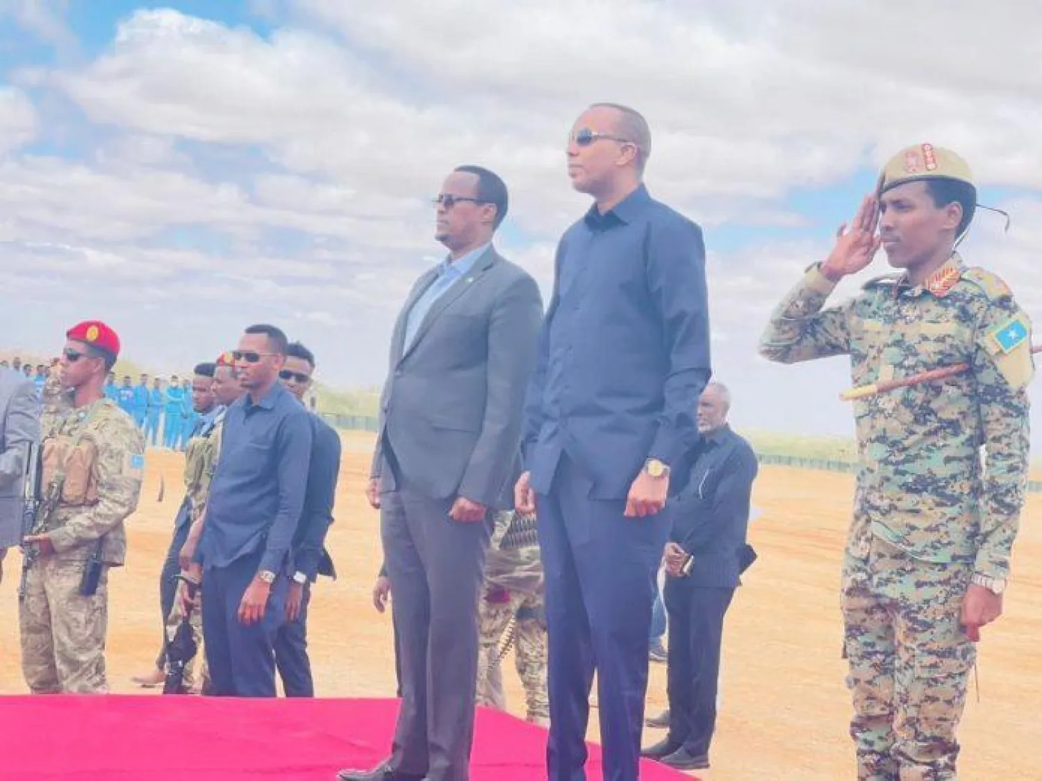 صورة بثتها وكالة الأنباء الصومالية لزيارة رئيس الحكومة لمناطق حررها الجيش في جنوب البلاد