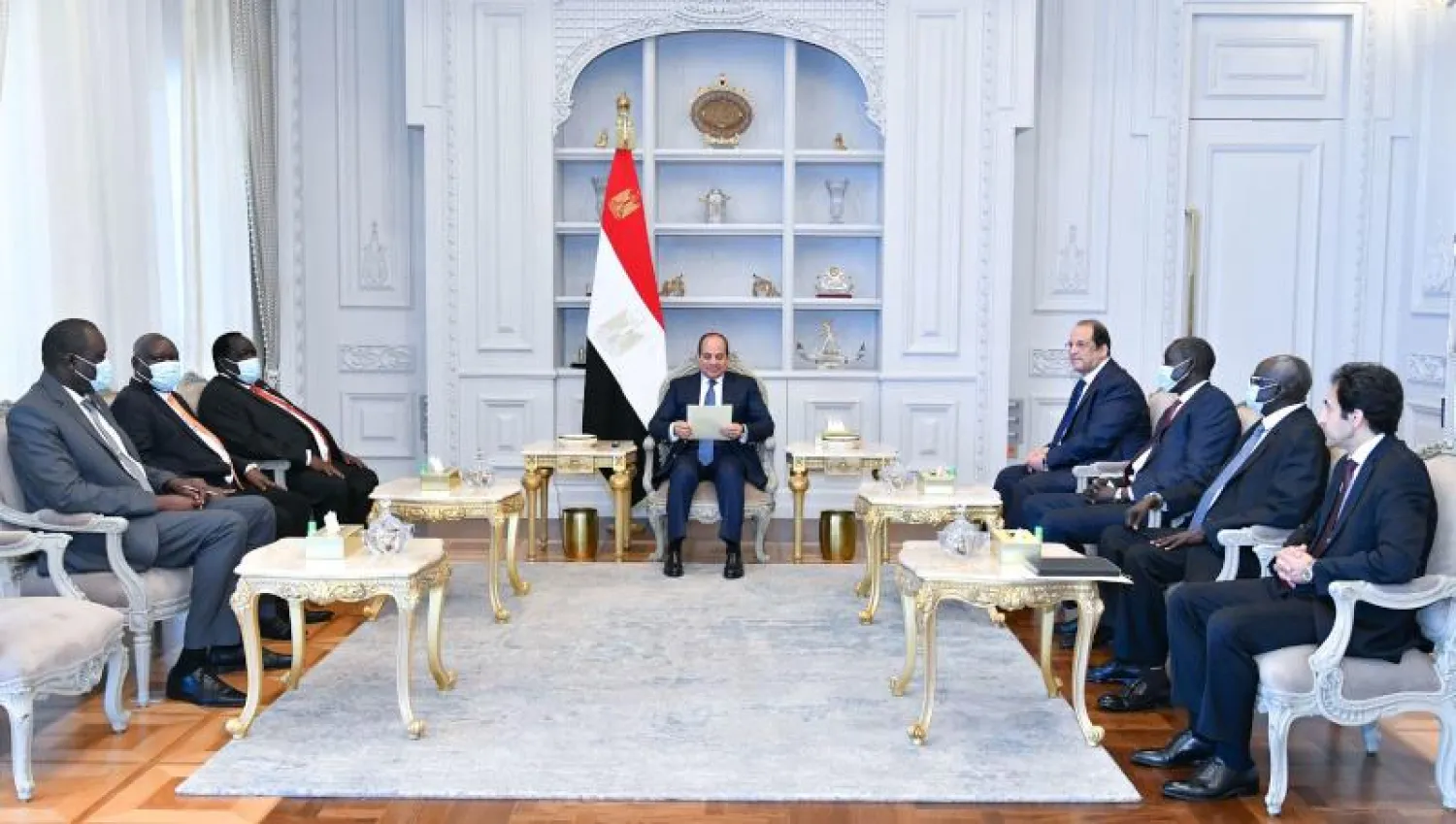 الرئيس المصري خلال لقائه ومستشار سلفاكير الأمني (رئاسة الجمهورية)