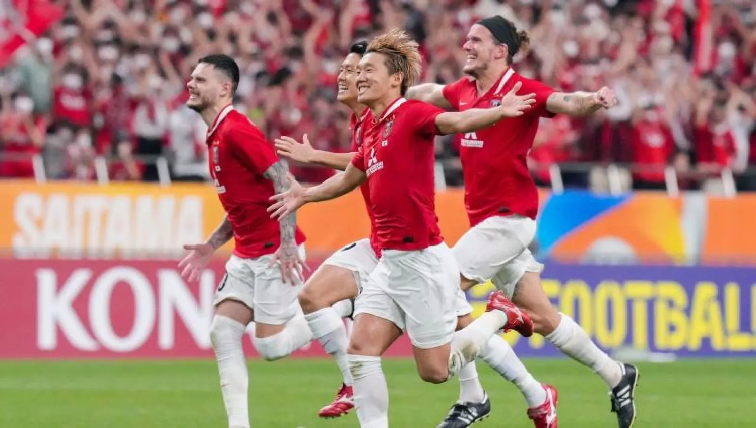 فرحة لاعبي أوراوا ريد دايموندز الياباني ببلوغ «نهائي أبطال آسيا» للمرة الرابعة في تاريخه (أ.ب)