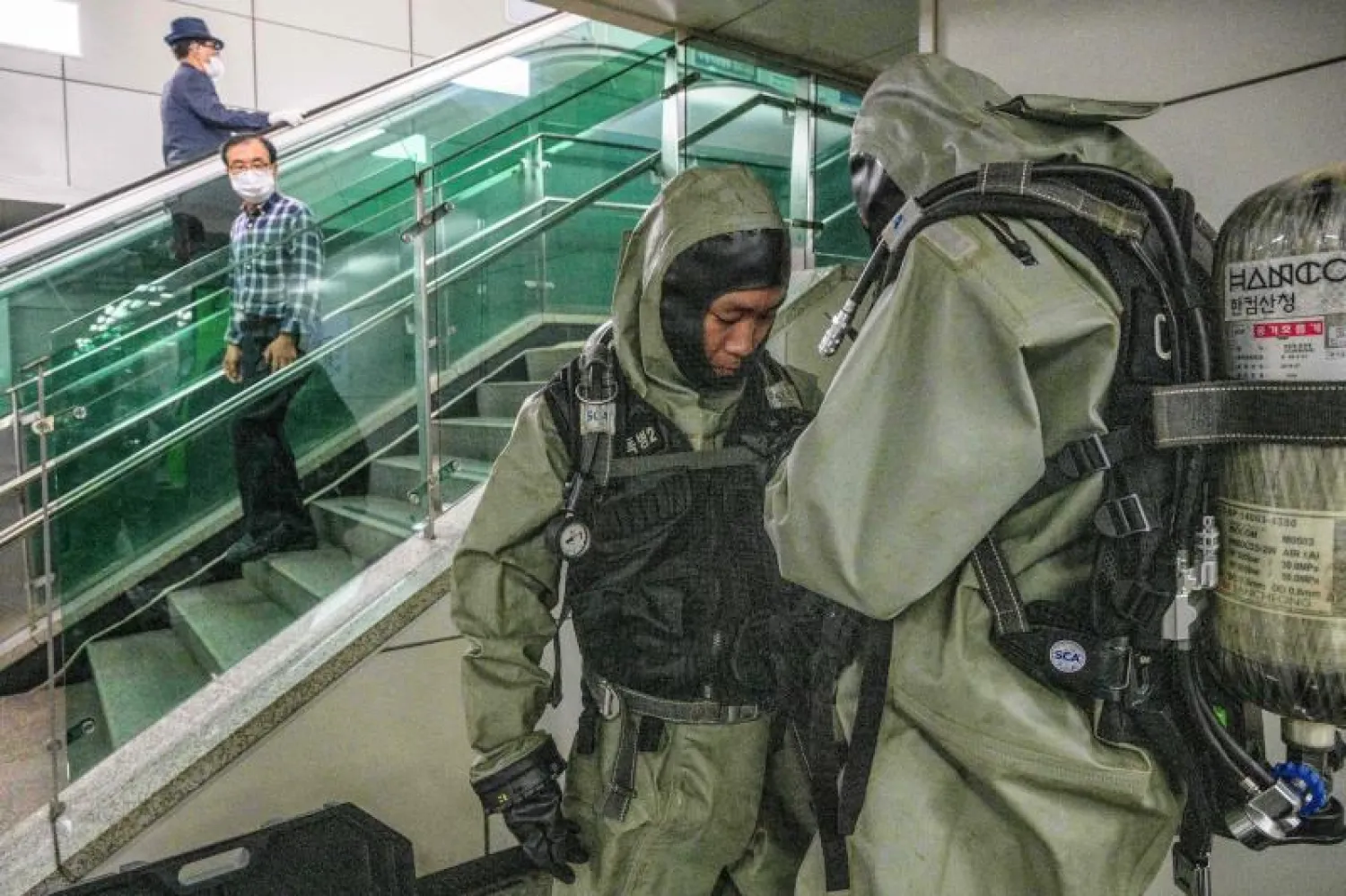 من تدريبات على الحرب الكيميائية داخل مترو أنفاق إنشيون (أ.ف.ب)