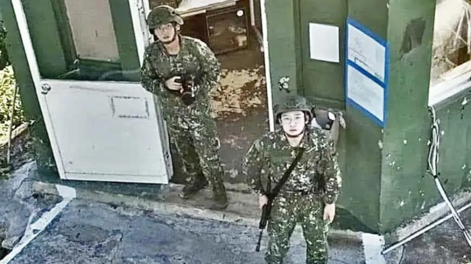 صورة للجنديين التايوانيين في موقع حراستهما (تويتر)