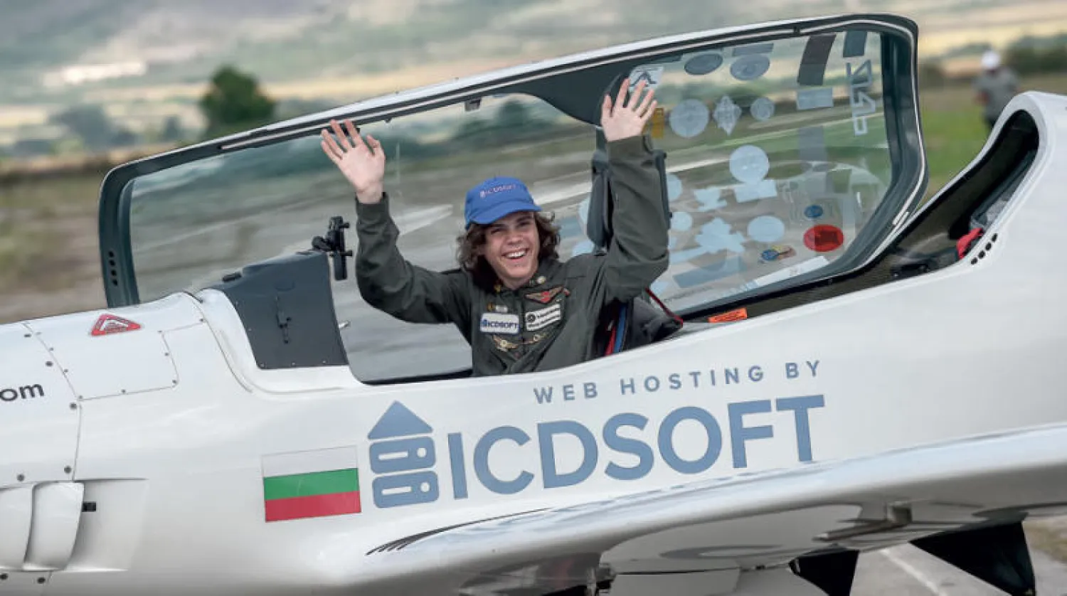 ماك روذرفورد بعد وصوله إلى مطار بلدة رادومير في بلغاريا (إ.ب.أ)