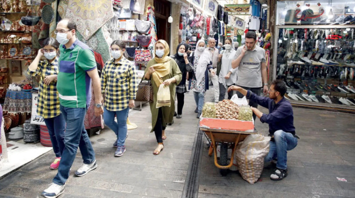 يتوجه إيرانيون إلى التسوق في بازار طهران بينما ساد ترقب بشأن تداعيات فشل ونجاح الاتفاق النووي أمس (إ.ب.أ)