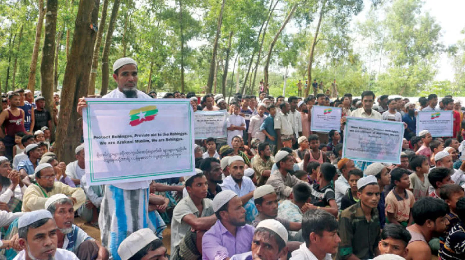لاجئون من الروهينغا خلال تجمع بمناسبة الذكرى الخامسة للرحيل الجماعي بمخيم في بنغلاديش أمس (أ.ب)