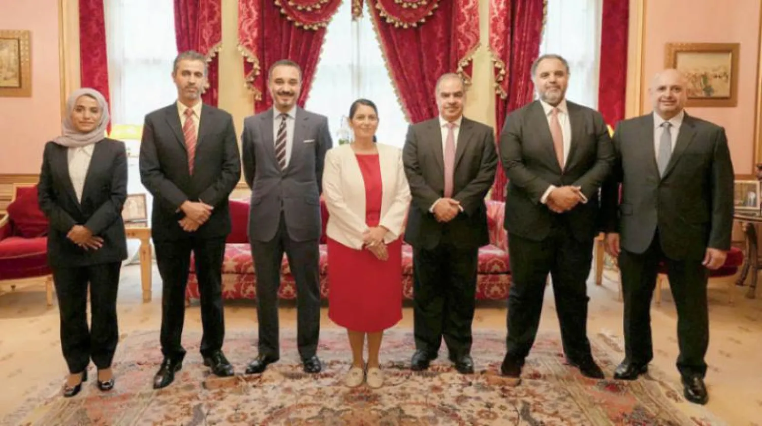گزشتہ روز لندن میں بحرین ایمبیسی میں برطانوی ہوم سیکرٹری کے ساتھ خلیج تعاون کونسل کے ممالک کے سفیروں کی ملاقات کے بعد ایک یادگار تصویر (واس)