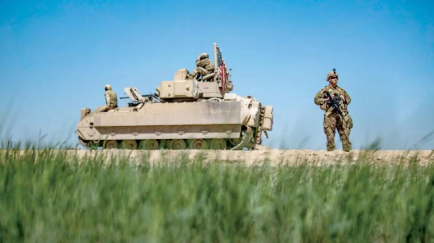 Geçtiğimiz nisan ayında Suriye'nin kuzeydoğusunda Bradley zırhlı aracının yanında duran bir Amerikan askeri. (AFP) 