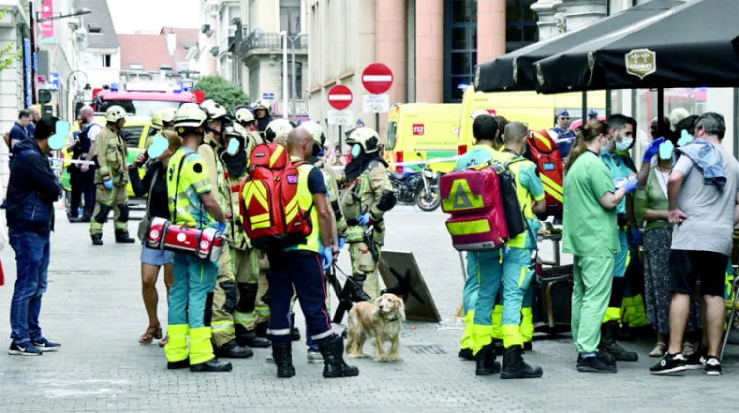 رجال الإسعاف والطوارئ في موقع حادث الدهس بوسط العاصمة بروكسل (رويترز)